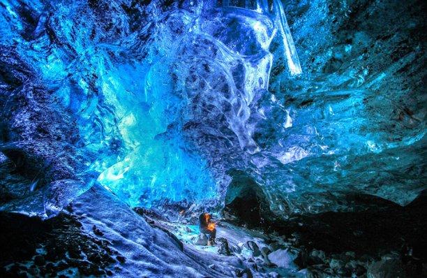 祁连山区三只雪豹夜间一起外出被拍下